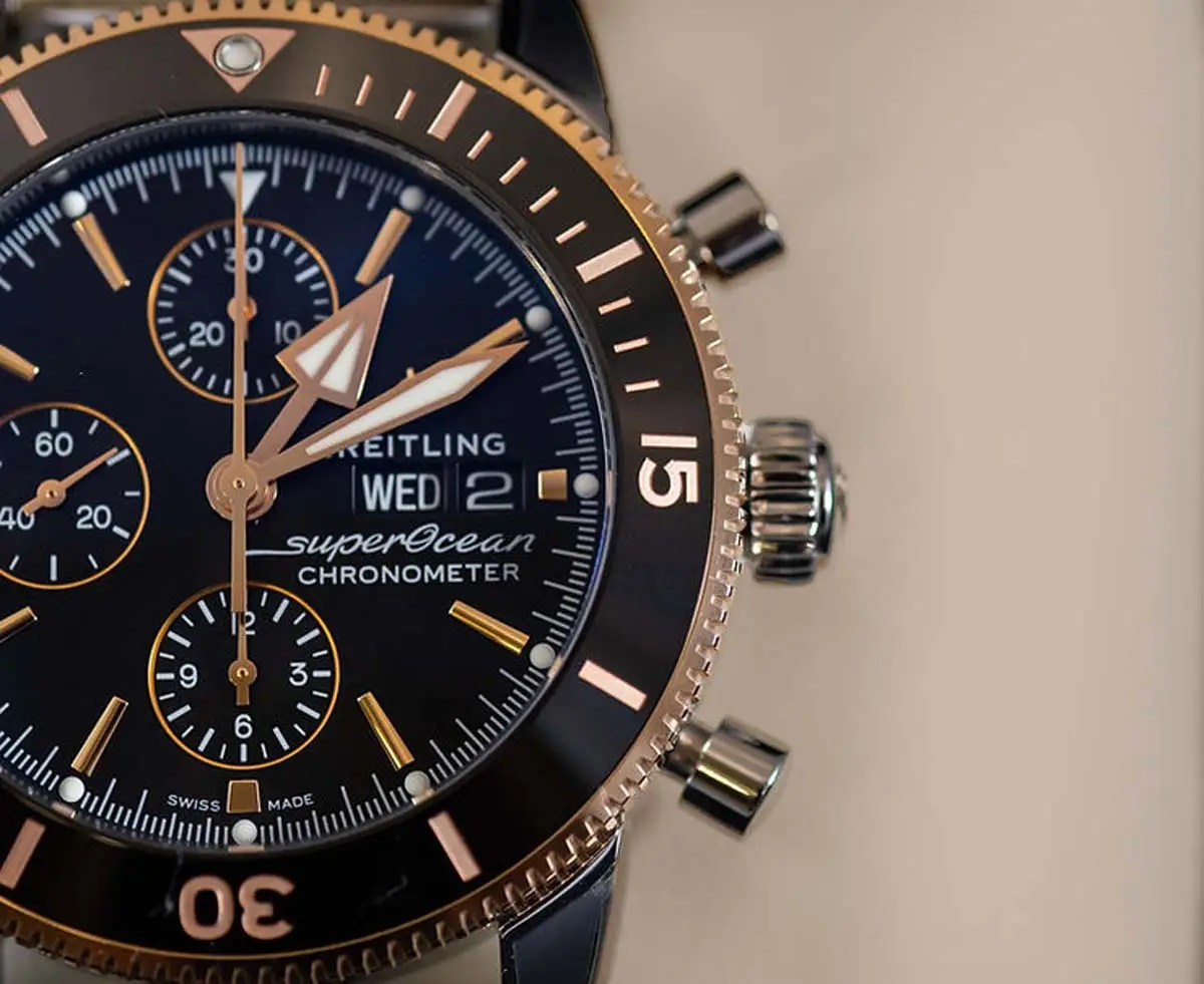 Breitling Superocean Chronometer, cadran noir, lunette et aiguilles or rose
