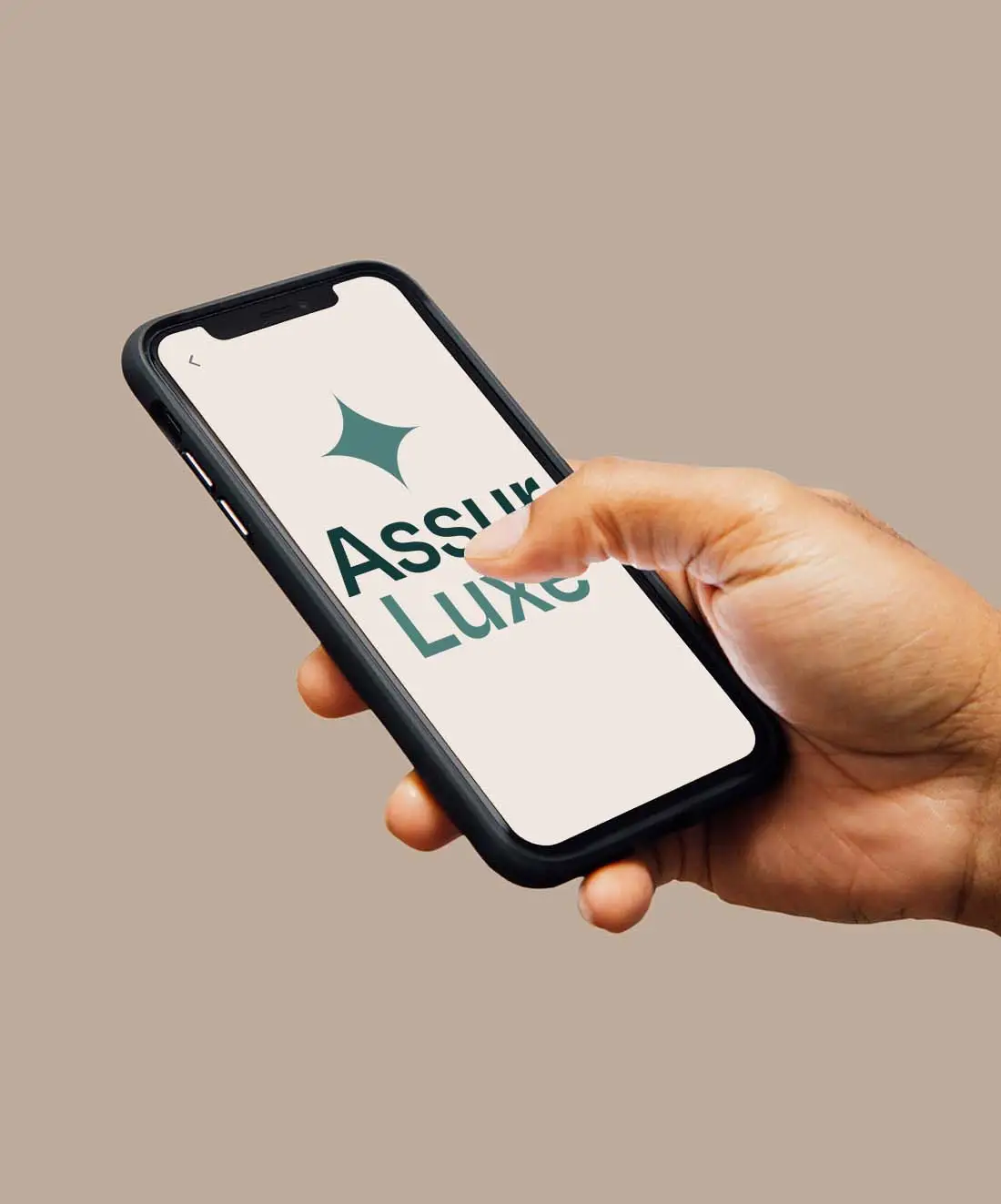 Souscription d'une assurance montre depuis un téléphone, écran AssurLuxe